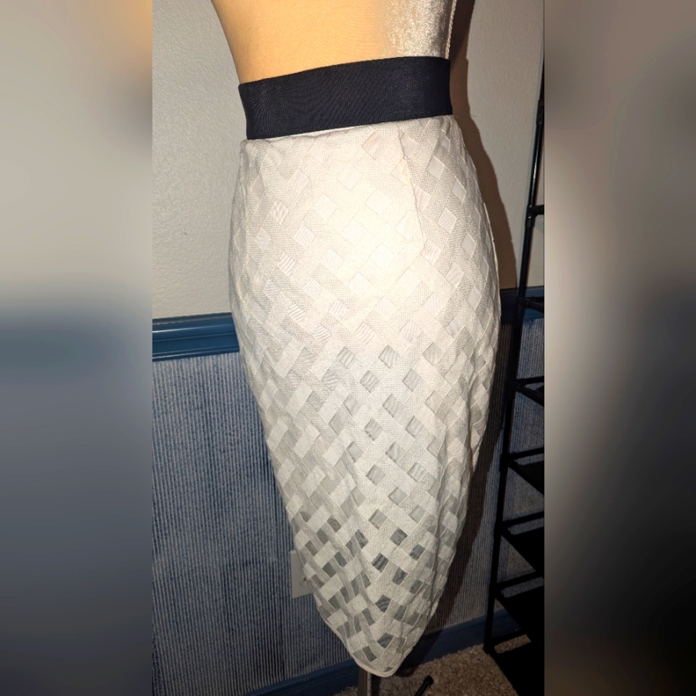 Elegant White Skirt with Black Waistband MILLY SIZE 4